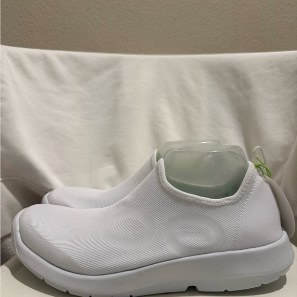 NWT - OOFOS Unisex White Slip-On Comfort Sneakers (men’s 9 Women’s 10) - Picture 3 of 5